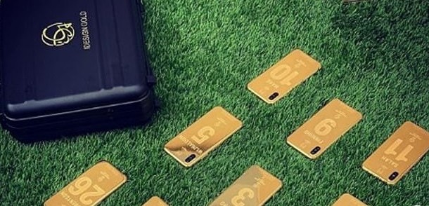Футболистам Ливерпуля за победу в Лиге чемпионов подарили золотые смартфоны
