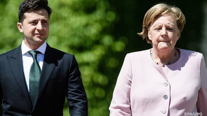 Меркель начало трясти на встрече с Зеленским (видео)