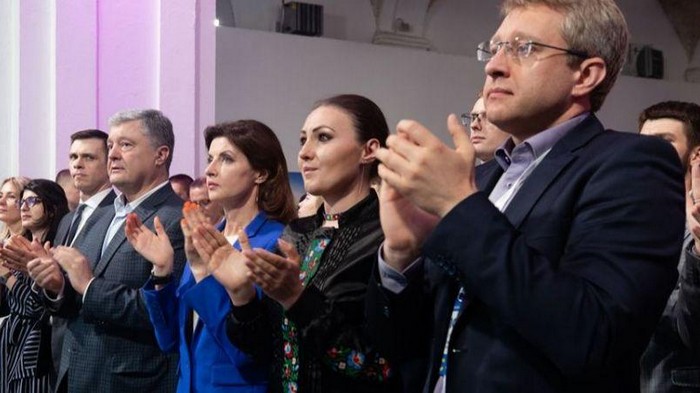 СМИ узнали, почему партия Порошенко публично не критикует Вакарчука и Зеленского