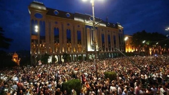 В Тбилиси протестующие штурмом взяли парламент (видео)