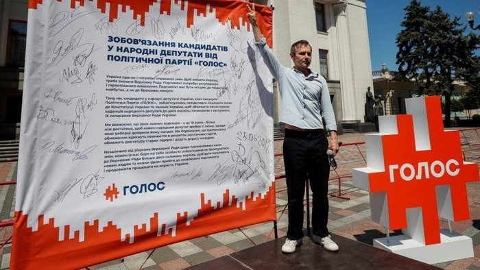 Вакарчук призвал своих сторонников стать наблюдателями на парламентских выборах