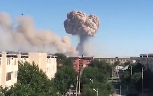 Пожар на складе боеприпасов: в Казахстане эвакуируют город (видео)