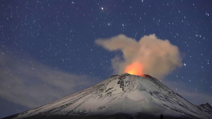 Вулкан вблизи Мехико выбросил столб пепла