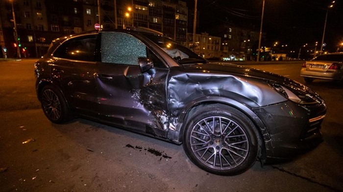В Киеве водитель такси Uber влетел в Porsche (фото)