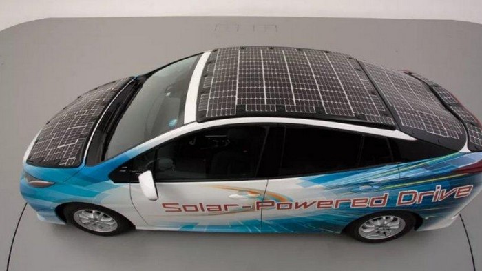 Toyota тестирует Prius с солнечными панелями на крыше