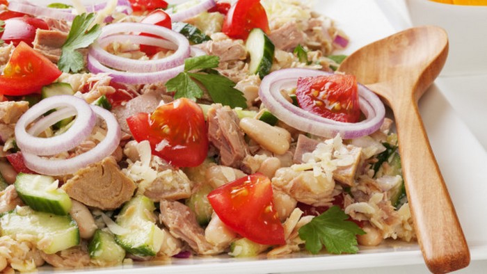 Рецепт полезного салата из тунца, овощей и фасоли