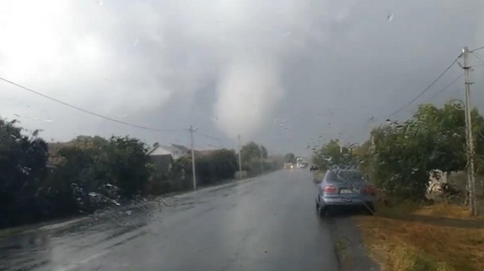Торнадо на Закарпатье сняли на видео