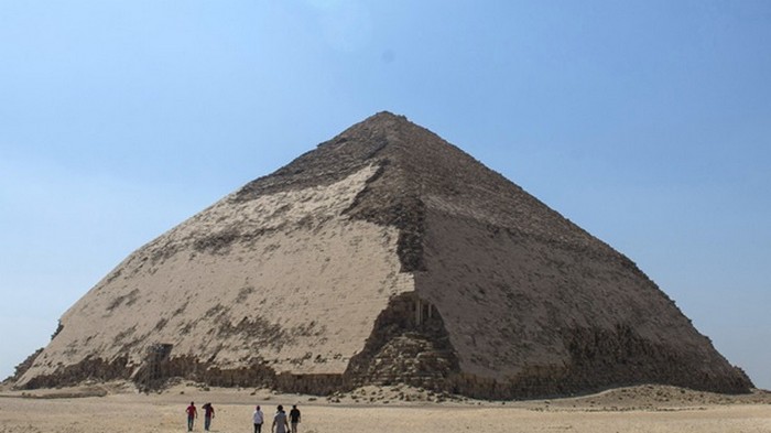 В Египте для туристов открыли ломаную пирамиду (фото)
