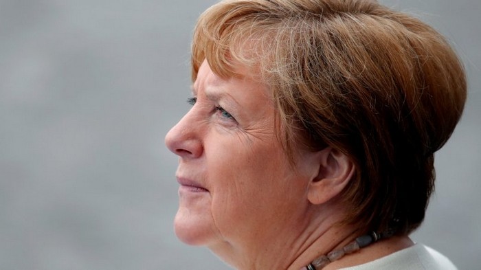 Представитель Меркель прокомментировал ее одышку во время визита в Париж (видео)