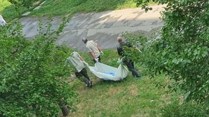 На детской площадке в Запорожье несколько часов лежал труп (фото)