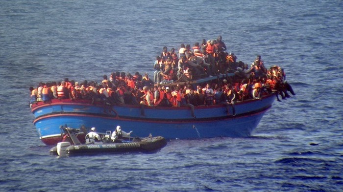 Италия отказалась принять судно со 135 мигрантами