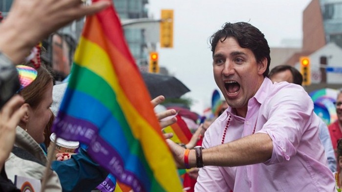 Премьер Канады Трюдо посетил гей-бар (видео)