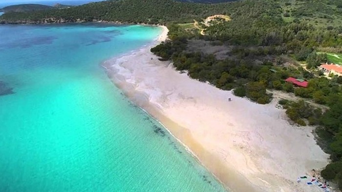 На пляжи Сардинии вернули 10 тонн песка, украденного туристами
