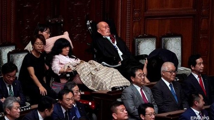 В парламенте Японии впервые появились парализованные депутаты (фото)