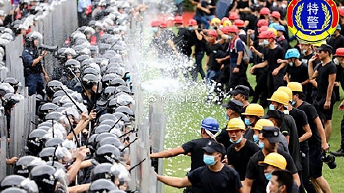 В Гонконге 12 тысяч копов тренировались разгонять акцию протеста