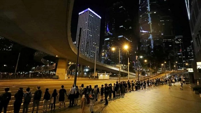 Жители Гонконга устроили живую цепь на 45 км (видео)
