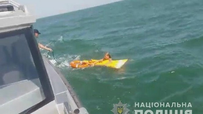 В Азовском море спасли женщину на матрасе (видео)