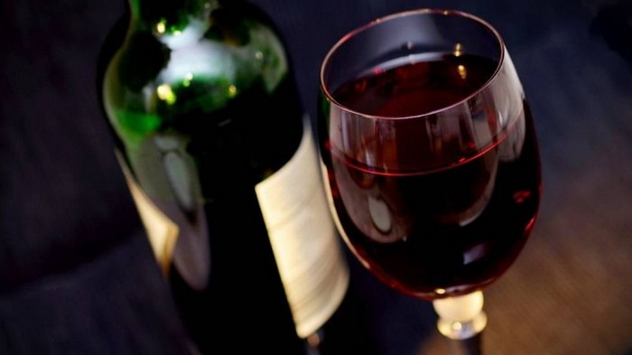 Ученые развенчали миф о пользе красного вина для сердца