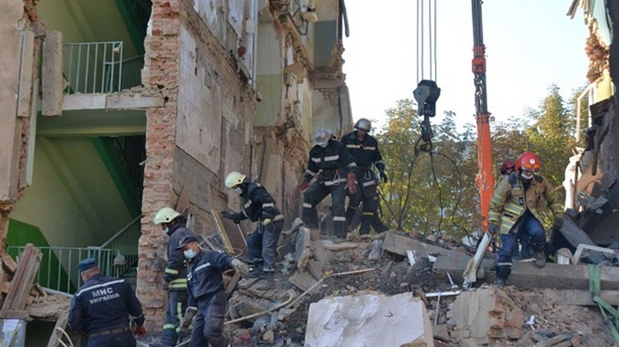 Под руинами в Дрогобыче нашли тела восьми погибших