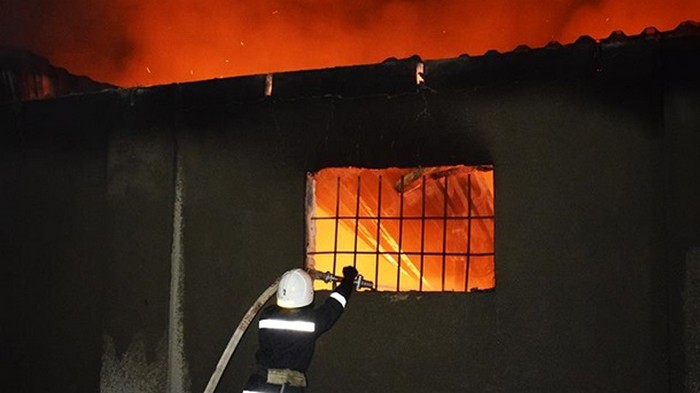 На складах в Николаеве произошел масштабный пожар (фото)