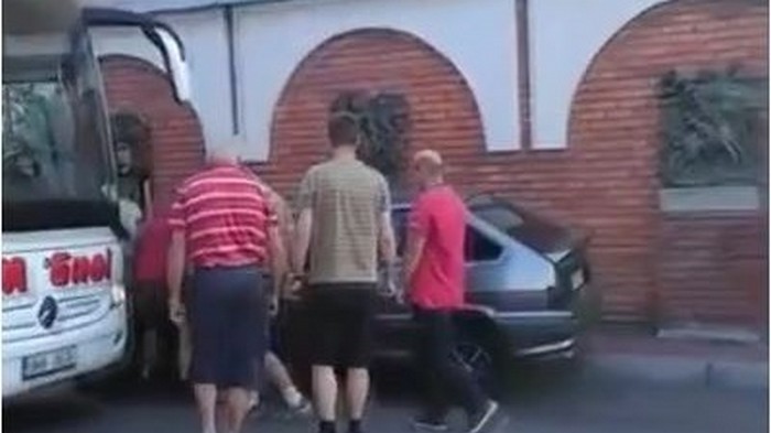 В Мукачево иностранцам пришлось переносить авто героя парковки (видео)