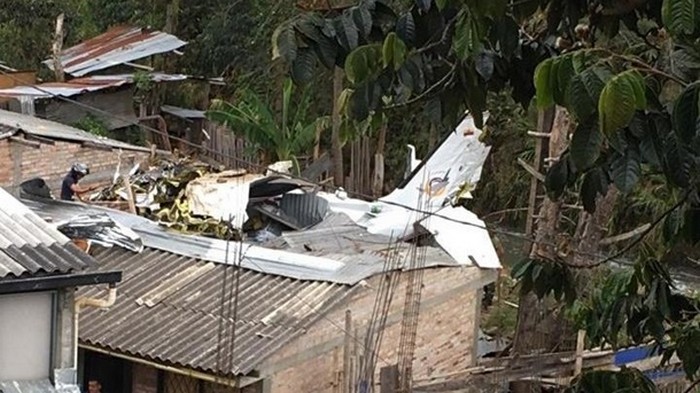 Семь человек погибли в результате падения самолета в Колумбии (видео)