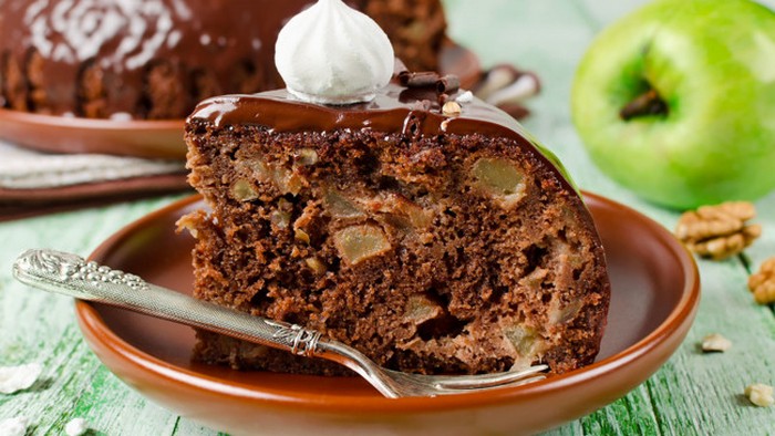 Как испечь шоколадный кекс с яблоками и орехами: рецепт дня