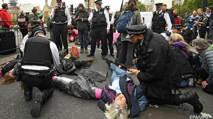 В Лондоне задержали 135 экологических активистов