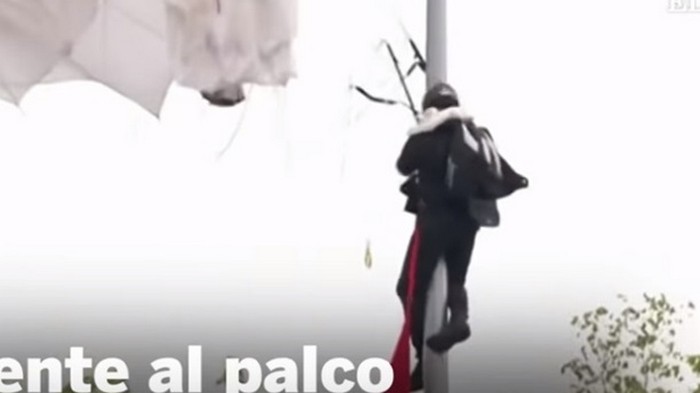 В Испании в ходе парада парашютист повис на столбе (видео)