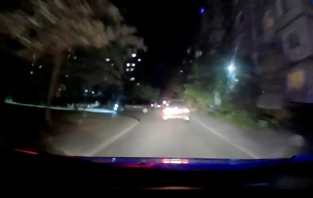 Пьяный водитель в Сумах 30 метров тянул копа за машиной (видео)