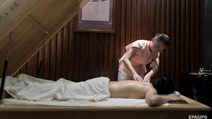 Врач во время массажа сломал пациенту позвоночник в Житомире