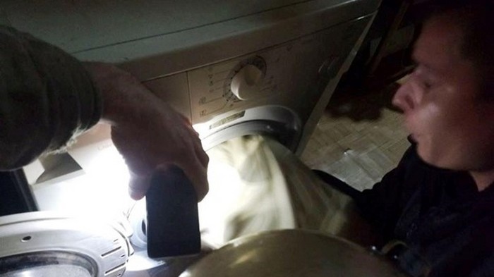 Ребенок застрял в стиральной машине: его доставали спасатели