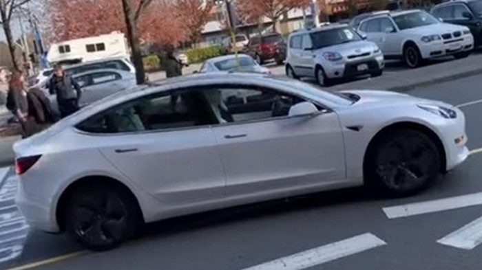 Tesla без водителя устроила гонки по встречной полосе