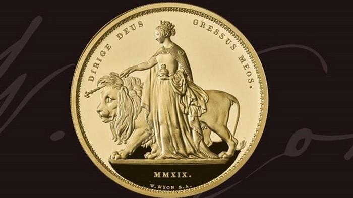 В Британии выпустили золотую монету весом пять кило (видео)