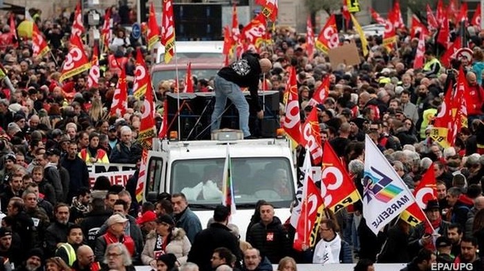 Во Франции образовались 300-километровые пробки из-за забастовки