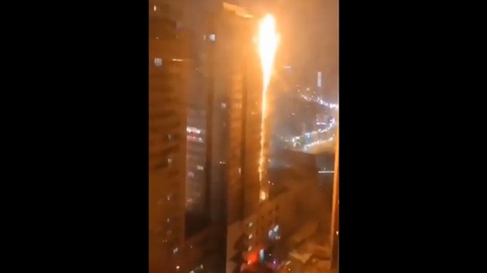 В Китае загорелся высотный жилой дом (видео)