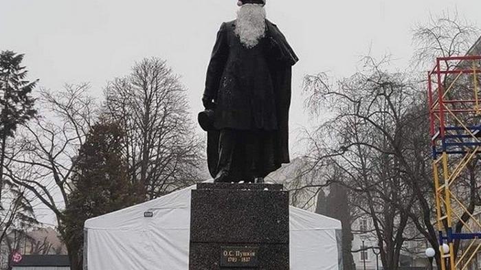 В Тернополе памятник Пушкину пытались превратить в Йоулупукки (фото)