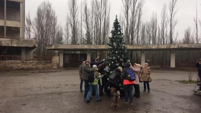 В Припяти впервые за 33 года установили елку (фото)