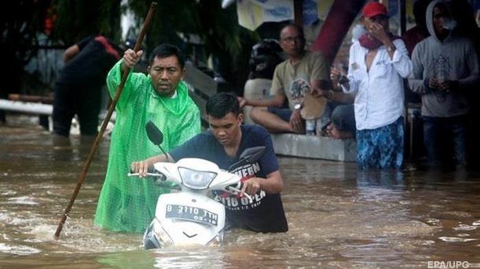 При наводнении в Индонезии погибли более 20 человек