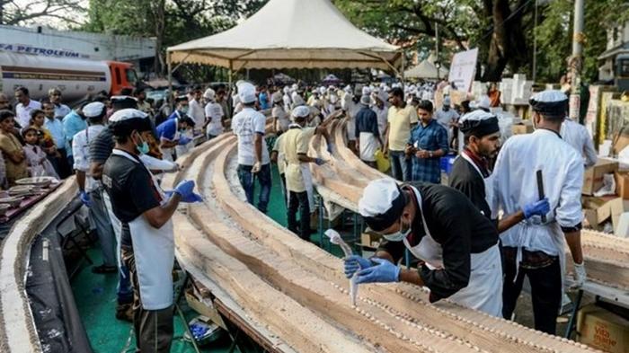 В Индии испекли самый длинный торт в мире (фото)