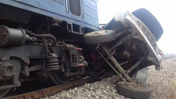 На Закарпатье пассажирский поезд протаранил грузовик (фото)