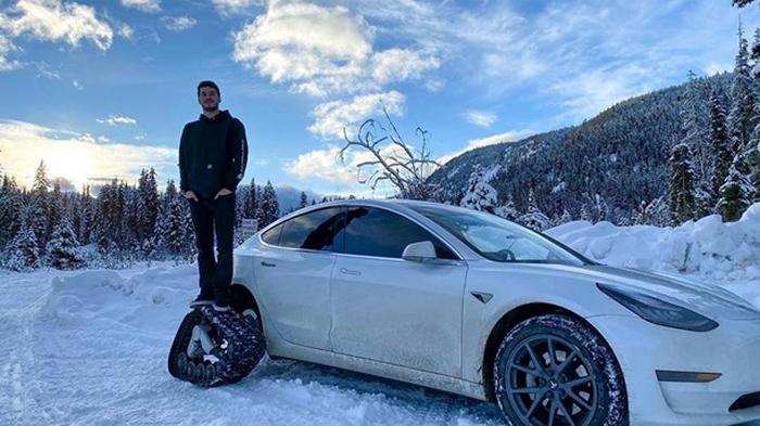 Канадец переделал Tesla Model 3 в снегоход