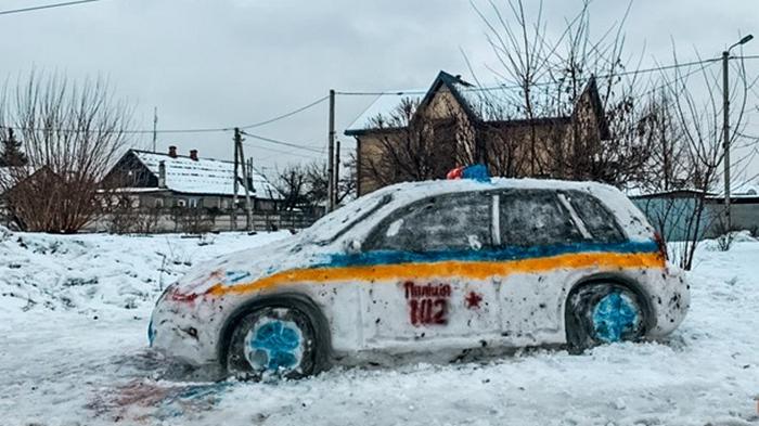 В Днепре из снега слепили патрульное авто и вызвали копов (фото)