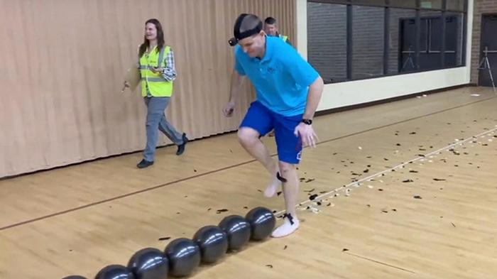 Мужчина установил рекорд, лопнув сто шаров ногами (видео)