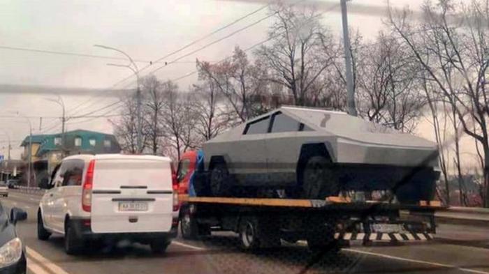 В Киеве появился электропикап Tesla Cybertruck (фото)
