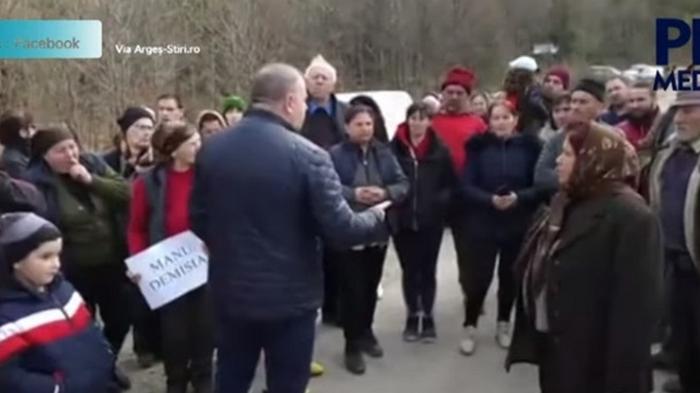В Румынии противники эвакуации из-за коронавируса вышли с топорами (видео)