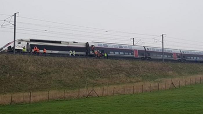 Во Франции поезд сошел с рельсов, есть пострадавшие (фото)