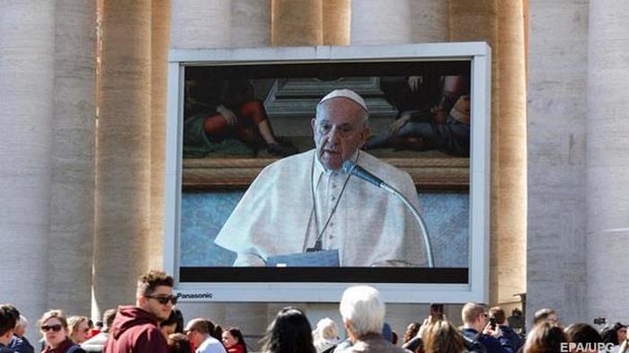 Папа римский впервые провел воскресную проповедь по видеотрансляции