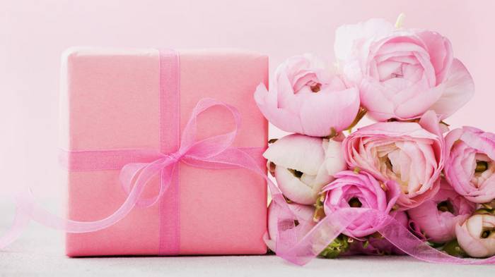 Основные варианты подарков на годовщину девушке