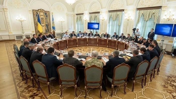 СНБО рассмотрит введение ЧП в Украине - СМИ